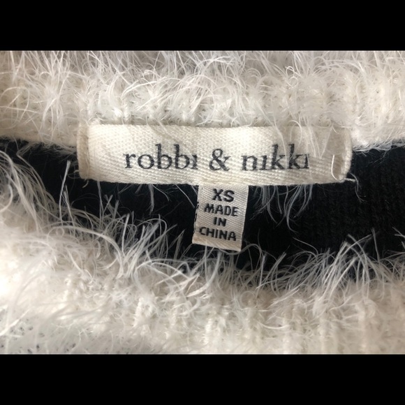 Robbi and Nikki eyelash textured stretchy heart sweater. Size XS - Picture 8 of 8